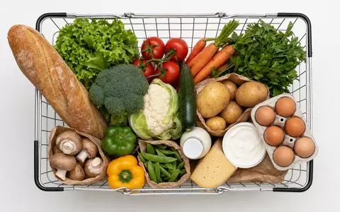 Ahold NL0011794037 Flatlay Draufsicht auf Einkaufskorb gefüllt mit frischem Gemüse Brot und Milchprodukten - Foto: THN