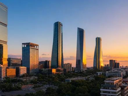 Fotorealistische Madrider Skyline bei Sonnenuntergang symbolisiert Geschäftssitz von BBVA (Banco Bilbao) ISIN ES0113211835 international - Foto: THN