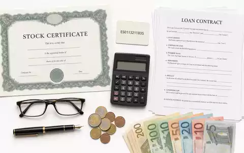Flatlay mit Aktienzertifikat, ISIN-Karte und Finanzutensilien illustriert Investment in BBVA (Banco Bilbao) ISIN ES0113211835 - Foto: THN