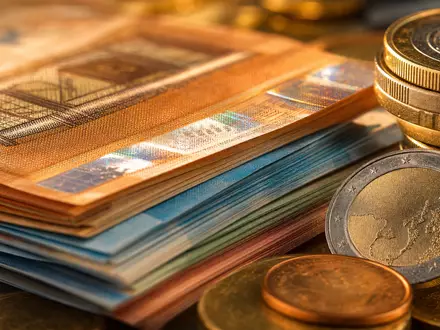 Makroaufnahme von Euro-Banknoten und Münzen veranschaulicht Kerngeschäft der internationalen Großbank BBVA (Banco Bilbao) ISIN ES0113211835 - Foto: THN