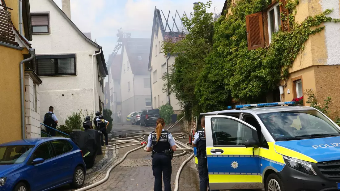 Der Brand eines Dachstuhls hat einen größeren Einsatz ausgelöst. - Bild: Karsten Schmalz/KS-Images/dpa