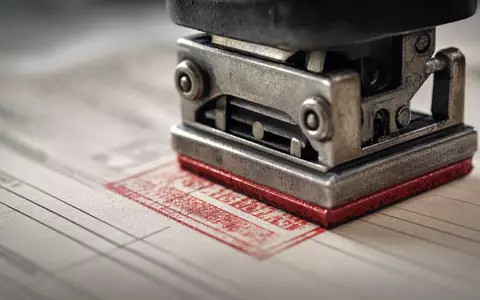 Santander ES0113900019 macro close-up bank counter stamp pressing red ink on official document - Foto: THN