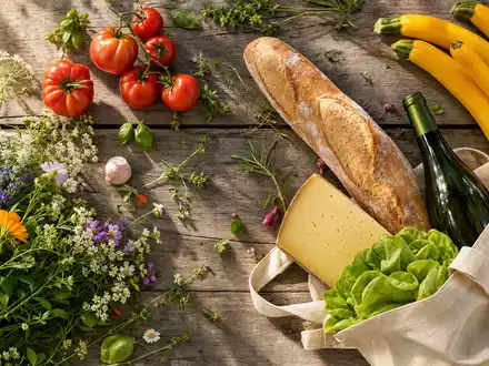 Flatlay aus Obst, Baguette, Käse und Wein steht für Carrefour, ISIN FR0000120172, französische Esskultur arrangiert - Foto: THN