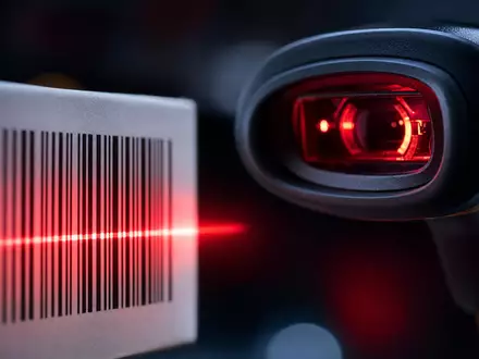 Makroaufnahme eines Barcode-Scanners symbolisiert Carrefour, ISIN FR0000120172, automatisierte Kassensysteme im modernen Einzelhandel und Filialnetz - Foto: THN