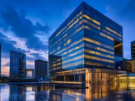 AXA Versicherungskonzern modernes Hochhaus in Paris La Défense bei blauer Stunde ISIN FR0000120620 - Foto: THN
