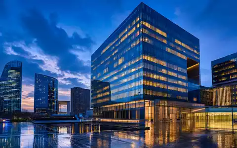 AXA Versicherungskonzern modernes Hochhaus in Paris La Défense bei blauer Stunde ISIN FR0000120620 - Foto: THN