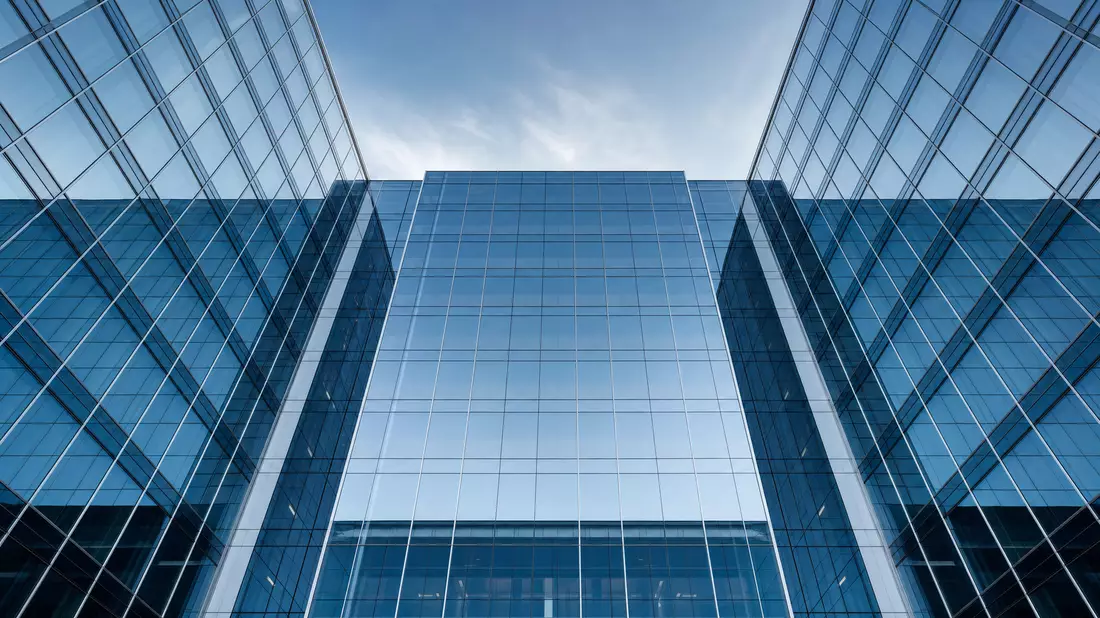 Architektonisches CGI-Render einer abstrakten Glas-Stahl-Fassade eines Versicherungsgebäudes