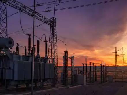 Endesa ES0105128005 zeigt ein Hochspannungs Umspannwerk in spanischer Landschaft bei Daemmerung fotografiert - Foto: THN