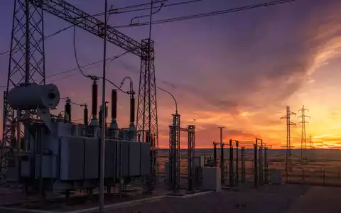 Endesa ES0105128005 zeigt ein Hochspannungs Umspannwerk in spanischer Landschaft bei Daemmerung fotografiert - Foto: THN