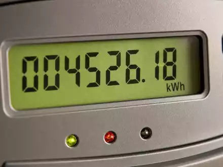 Endesa ES0105128005 Makro Detail eines digitalen Stromzaehlers mit LCD Display und Verbrauchszahlen in kWh - Foto: THN