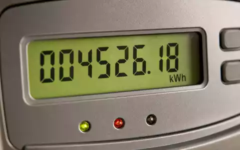 Endesa ES0105128005 Makro Detail eines digitalen Stromzaehlers mit LCD Display und Verbrauchszahlen in kWh - Foto: THN
