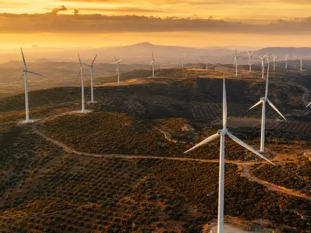EDP Renováveis ES0144580Y14 betreibt riesige Windparks in iberischer Hügellandschaft bei goldener Abendsonne - Foto: THN
