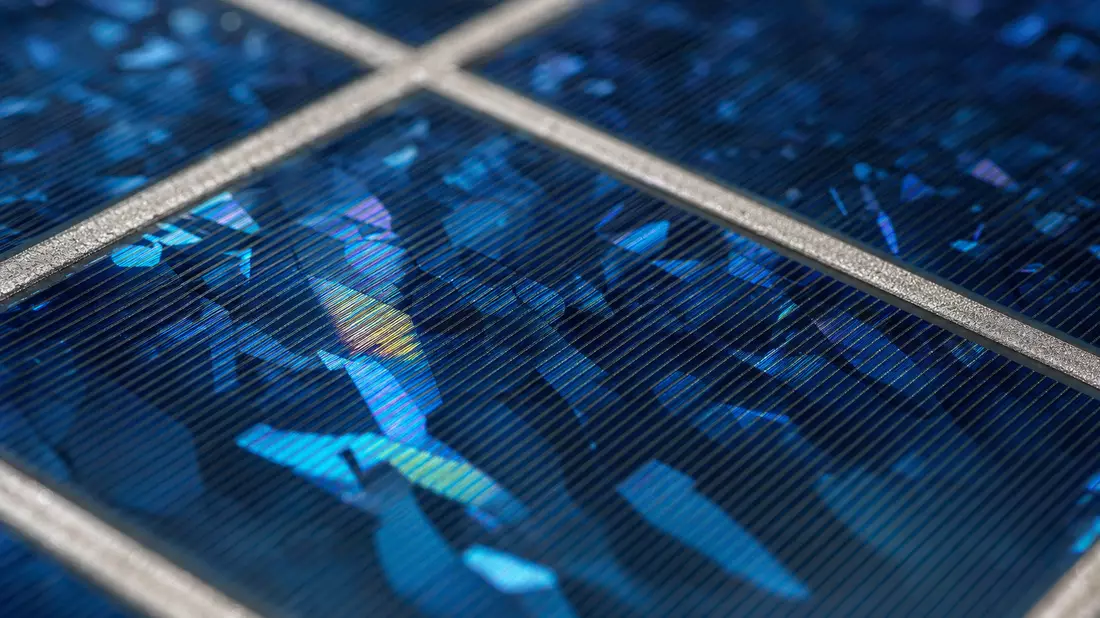 Extreme Makro-Aufnahme einer Photovoltaik-Zelle mit blauer Silizium-Kristallstruktur