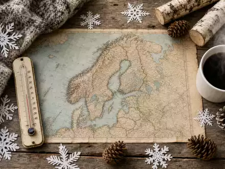 Fortum FI0009007132 Flatlay Nordeuropa Karte Thermometer Schneeflocken Holzscheite Wolle Kaffee Winter Tisch. - Foto: THN