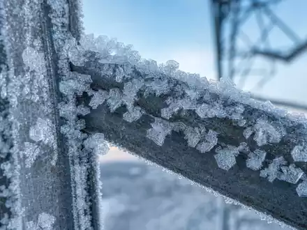 Fortum FI0009007132 Eiskristalle auf Hochspannungsmast Stahl Makro Frost Winter Blau Mast Detail - Foto: THN