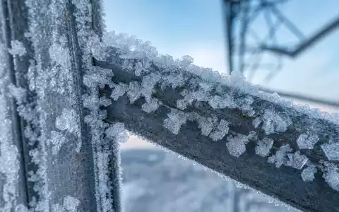 Fortum FI0009007132 Eiskristalle auf Hochspannungsmast Stahl Makro Frost Winter Blau Mast Detail - Foto: THN