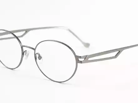 EssilorLuxottica FR0000033219 editorial shot of unbranded titanium designer eyeglass frame on white background. - Foto: THN