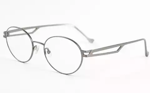 EssilorLuxottica FR0000033219 editorial shot of unbranded titanium designer eyeglass frame on white background. - Foto: THN