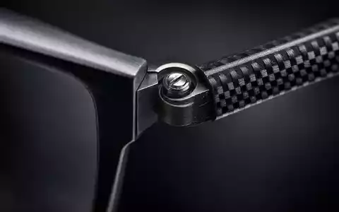 EssilorLuxottica FR0000033219 extreme macro of eyeglass hinge with precision screw on carbon-fiber temple arm - Foto: THN
