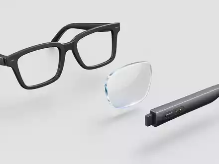EssilorLuxottica FR0000033219 isometric 3D render of eyeglass frame, optical lens, and smart glasses arm - Foto: THN