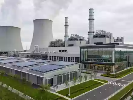 ENGIE FR0010208488 zeigt ein modernes Gaskraftwerk mit großen Kühltürmen und Solarpanels auf Dächern - Foto: THN