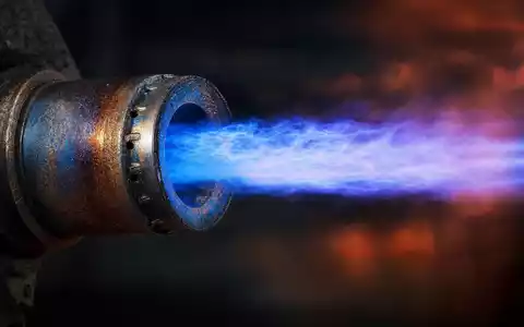ENGIE FR0010208488 zeigt ein Makro Detail einer Gasdüse mit intensiver blauer Flamme in einem Ofen - Foto: THN
