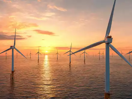 Iberdrola ES0144580F34 offshore wind farm glowing at radiant North Sea golden sunset - Foto: THN