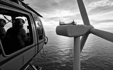 Iberdrola ES0144580F34 black and white helicopter maintenance crew approaching offshore wind turbine - Foto: THN