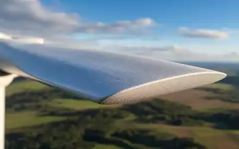 Iberdrola ES0144580F34 macro rotor blade leading edge aerodynamic profile fiberglass sharp detail - Foto: THN