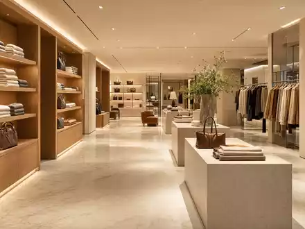 Kering FR0000121964 photorealistic luxury boutique interior with marble floor polished oak shelving and leather goods - Foto: THN