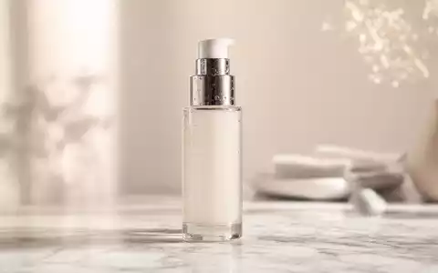 L'Oréal FR0000125486 zeigt eine generische Kosmetikflasche auf weißem Marmor im professionellen Beauty-Studio - Foto: THN