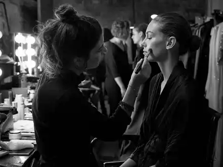 L'Oréal FR0000125486 zeigt eine Schwarz-Weiß-Reportage eines Make-up-Artists hinter den Kulissen einer Modenschau - Foto: THN