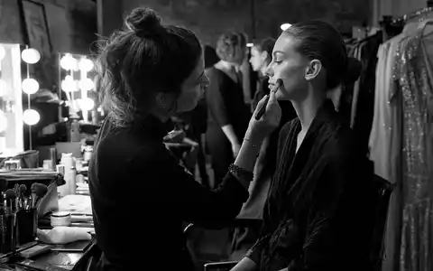 L'Oréal FR0000125486 zeigt eine Schwarz-Weiß-Reportage eines Make-up-Artists hinter den Kulissen einer Modenschau - Foto: THN
