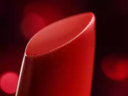 L'Oréal FR0000125486 extremes Makro-Detail eines roten Lippenstifts mit cremiger Textur und Spiegelreflex - Foto: THN