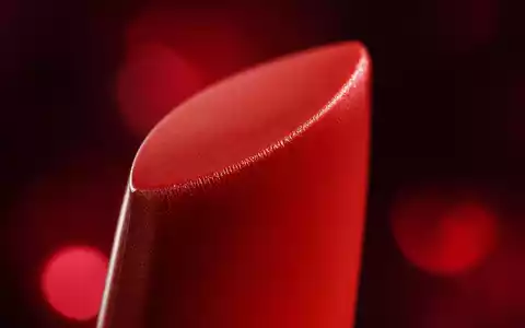 L'Oréal FR0000125486 extremes Makro-Detail eines roten Lippenstifts mit cremiger Textur und Spiegelreflex - Foto: THN