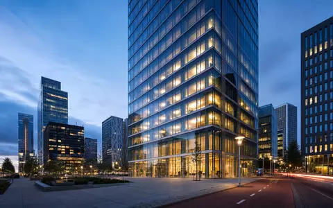 ING Groep NL0011775227 modernes Hochhaus Amsterdam Zuidas mit Glasfassade bei blauer Stunde Finanzdistrikt - Foto: THN