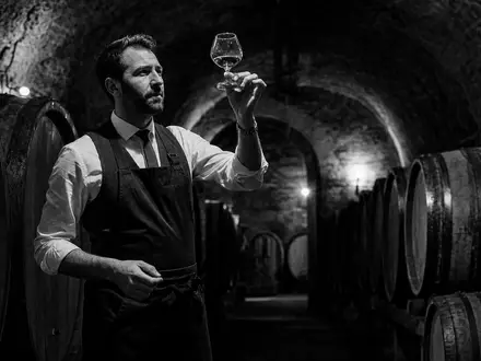 LVMH FR0000121014 Reportage eines Sommeliers beim Cognac-Prüfen im steinernen Kellergewölbe mit Eichenfässern - Foto: THN