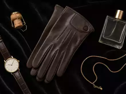 LVMH FR0000121014 Flatlay auf schwarzem Samt mit Champagnerkorken Lederhandschuhen Uhr Parfum und Goldkette - Foto: THN