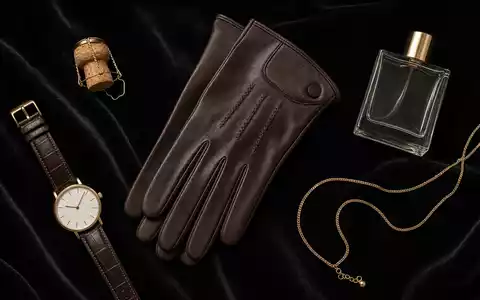 LVMH FR0000121014 Flatlay auf schwarzem Samt mit Champagnerkorken Lederhandschuhen Uhr Parfum und Goldkette - Foto: THN