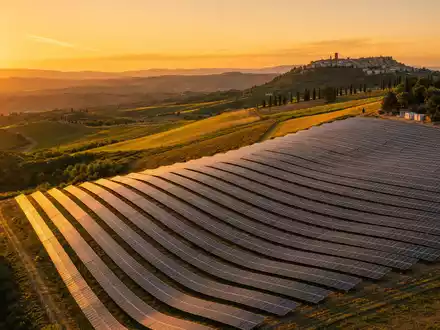 Enel IT0003132476 Toskana Solarpark goldene Stunde Photovoltaik Hügel Zypressen Dorf Sonnenuntergang Panorama - Foto: THN