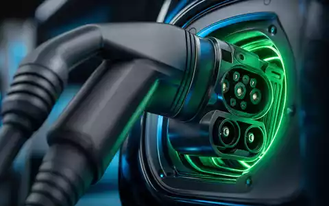 Enel IT0003132476 Makro Ladestecker grünes Licht Ladeport Elektroauto Metallkontakte Bokeh Dunkelheit Detail. - Foto: THN