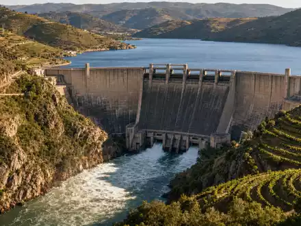 EDP PTEDP0AM0009 photorealistic hydropower dam Douro River Portugal granite gorge terraced vineyards - Foto: THN
