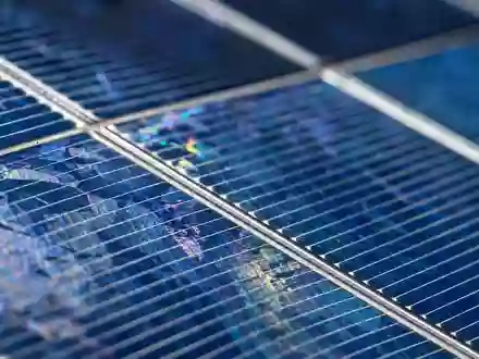 EDP PTEDP0AM0009 macro photovoltaic solar cell crystalline silicon grid iridescent rainbow structure closeup - Foto: THN