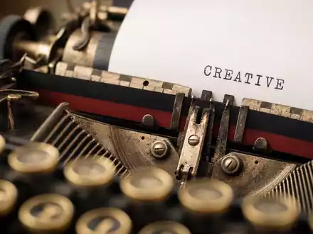 Publicis FR0000130577 macro photo of vintage typewriter with CREATIVE typed on paper - Foto: THN
