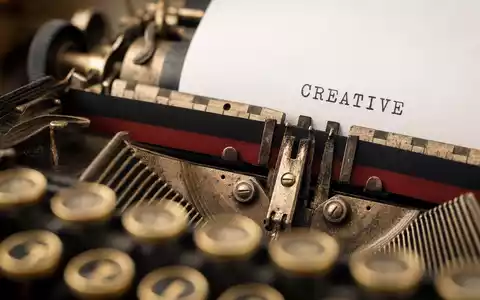 Publicis FR0000130577 macro photo of vintage typewriter with CREATIVE typed on paper - Foto: THN