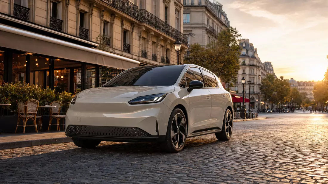 Kompaktes Elektroauto auf Pariser Boulevard mit Haussmann-Fassaden im Hintergrund