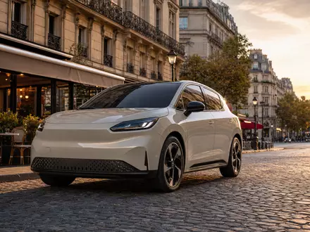 Renault FR0000131906 zeigt kompaktes Elektroauto auf Pariser Pflasterstraße im warmen goldenen Abendlicht - Foto: THN