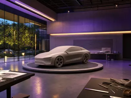 Renault FR0000131906 Designstudio mit grauem Tonmodell auf Drehteller unter dramatischen lila Stimmungslichtern - Foto: THN
