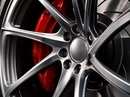 Renault FR0000131906 Aluminiumfelge im Makro mit roter Bremszange und Bremsscheibe dramatisch beleuchtet - Foto: THN