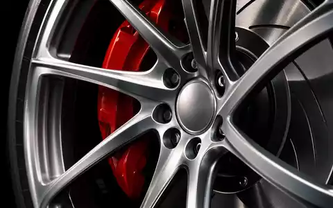 Renault FR0000131906 Aluminiumfelge im Makro mit roter Bremszange und Bremsscheibe dramatisch beleuchtet - Foto: THN